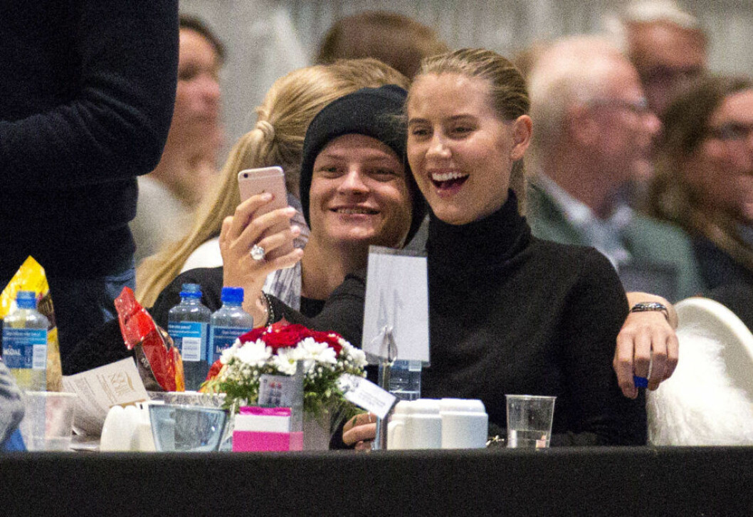 Marius och flickvännen Linn Helena Nilsen får inte vara ifred från pressen. Marius och flickvännen Linn Helena Nilsen får inte vara ifred från pressen.