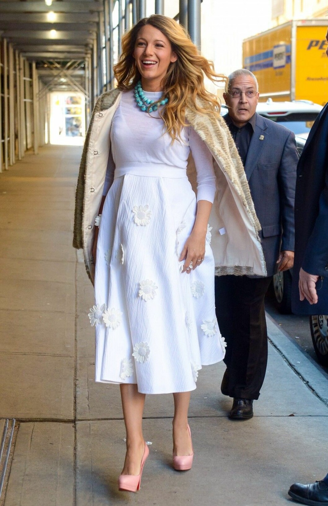 Lite höst får inte Blake Lively att rädas våren här i vitt set från Michael Kors som hon matchar med kappa från Thomas Sires och inte minst rosa Louboutinklackar och turkost statementhalsband. Foto: All Over Press Blake Lively spotted out in downtown Manhattan