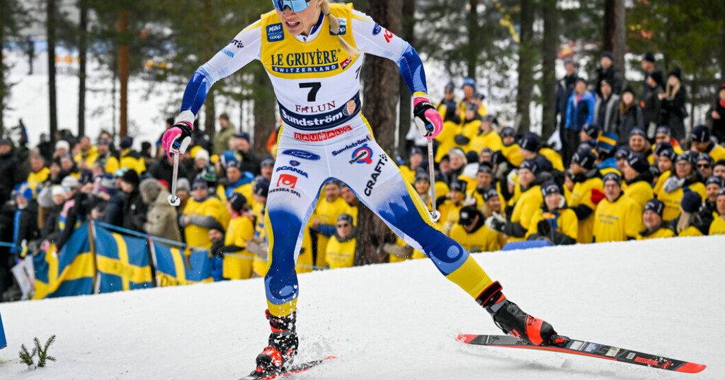 Sprintstjärnan Jonna Sundling åker sista sträckan i svenska mixedstafett-laget. Flera sprintåkare i svenska mixedlaget