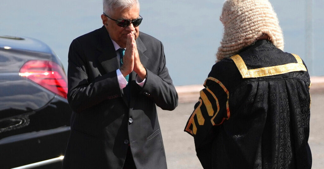 Sri Lankas president Ranil Wickremesinghe hälsar på landets talman Mahinda Yapa Abeywardena. Arkivbild. Kinas skuldlättnader ska rädda Sri Lanka