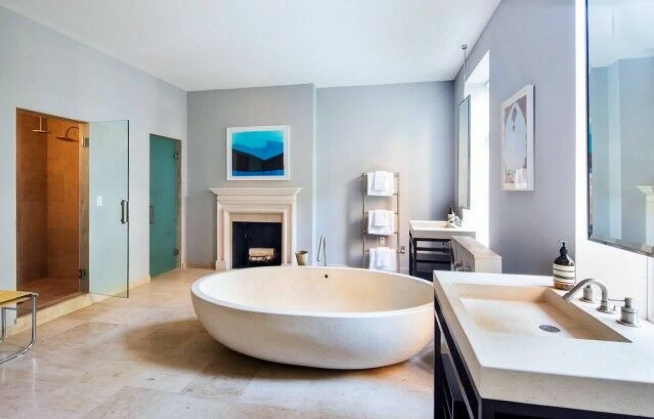 Stadsvillans höjdpunkt är nog ändå badrummet med det pampiga badkaret och bastu!