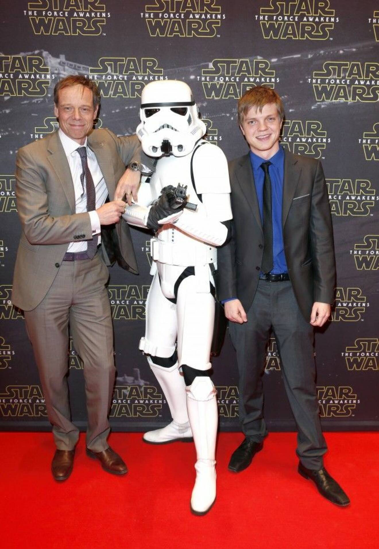 Christer Fuglesang och sonen Rutger hängde med en poserglad stormtrooper. Star Wars
