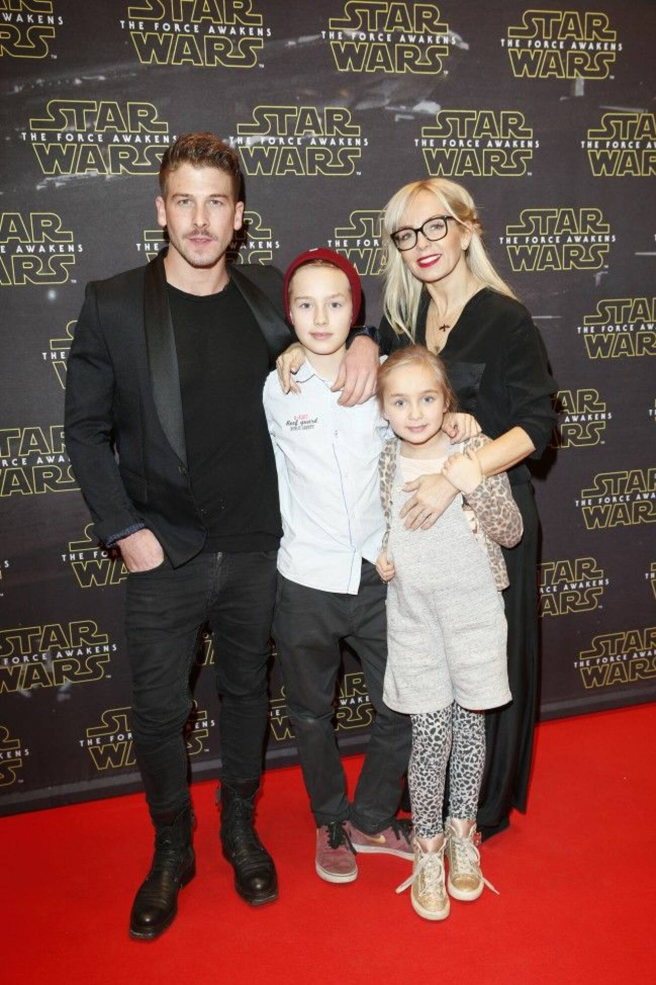 Star Wars Musikalaktuella Kenny Solomon med lika Alcazar-aktuella sambon Tess Merkel och hennes barn Neo och Minya