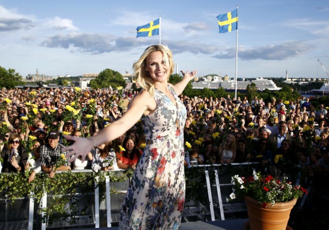Nu har Sanna Nielsen kommit över föräldrarnas skilsmässa och hon gör succé som ny programledare för “Allsång på Skansen”. ste-allsangsprem-5667718.jpg