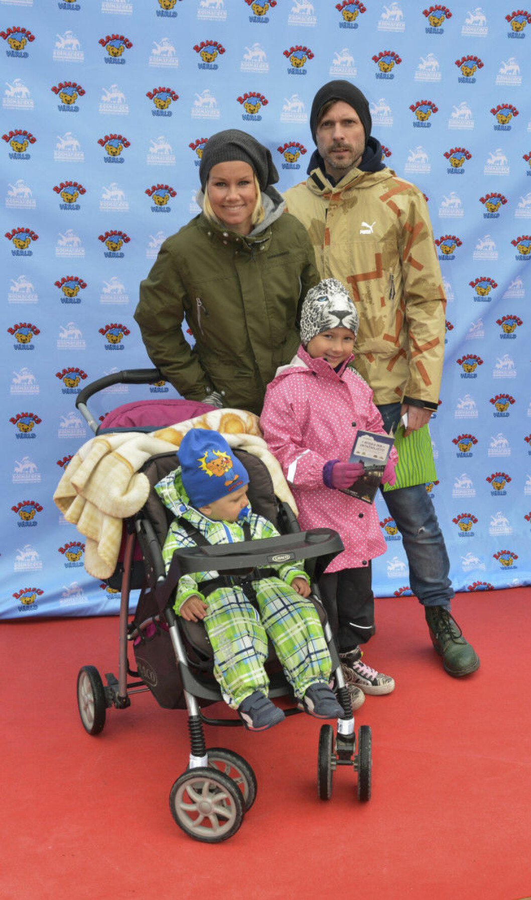 Hela familjen samlad på bild. Linda Bengtzing, Peter Ståhlgren samt barnen Vera och Nisse. Foto: Stella