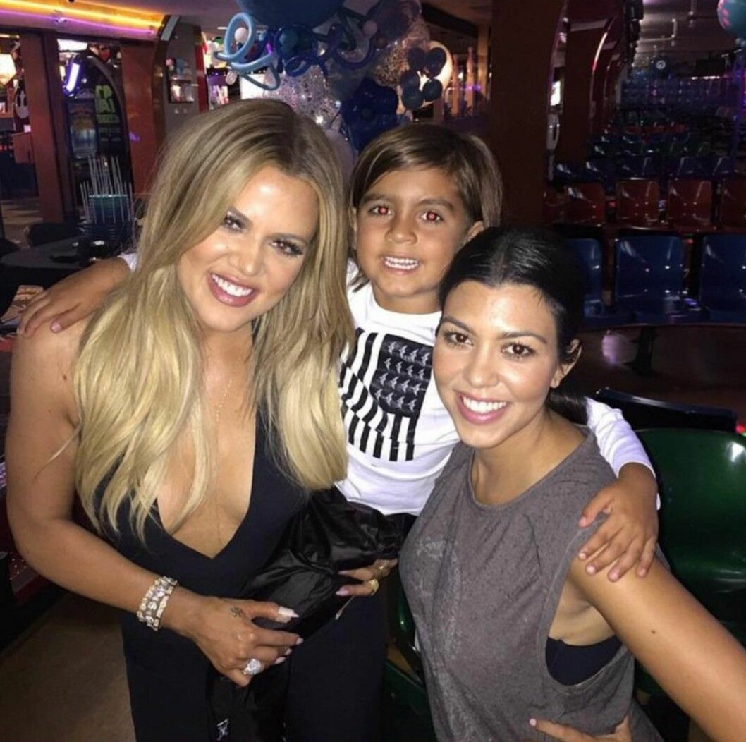 Khloe Kardashian med syster Kourtney Kardashain. Mellan dem Kourtneys son Mason. Foto: Stella Khloe Kardashian med syster Kourteney Kardashain. Mellan dem Kourtneys son Mason. Foto: Stella