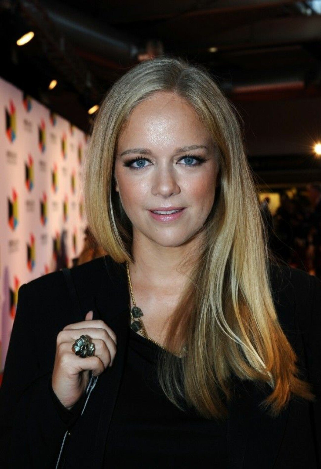 Ebba von Sydow ryter ifrån.
