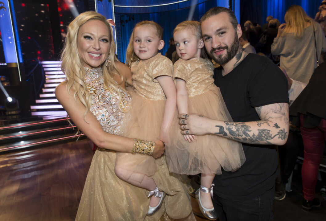Isabel Adrian Angello med maken Steve Angello och parets två döttrar Monday-Lily och Winter-Rose.