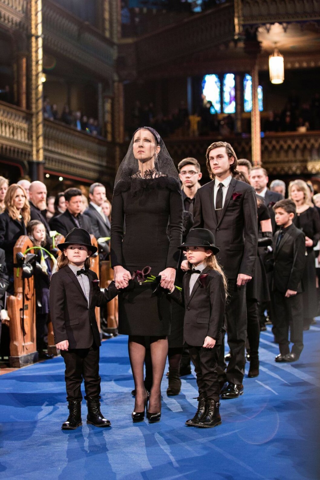 Céline Dion under makens begravning. Celiné Dion med familj.