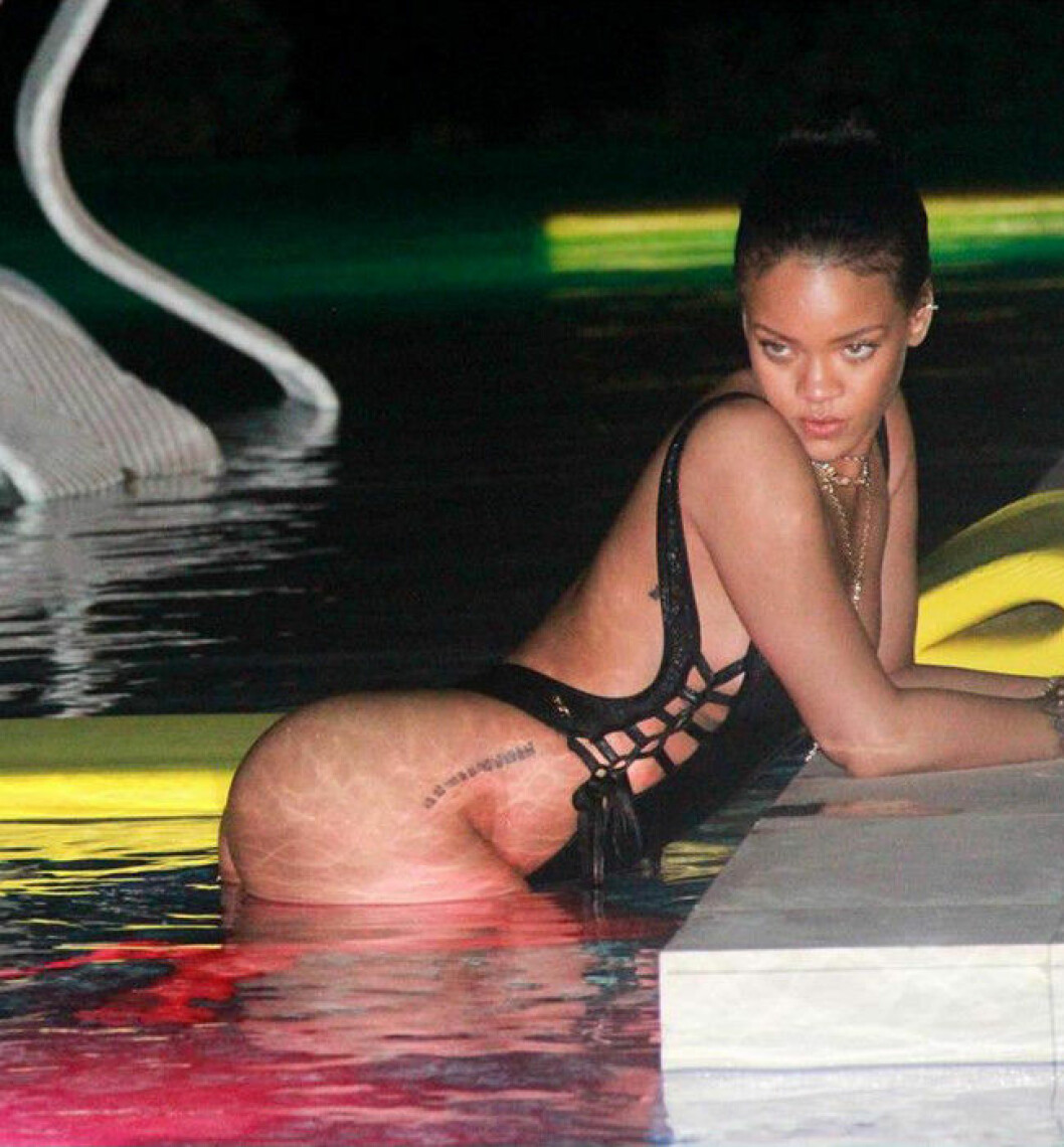 Rihanna ser ut så här i poolen när hon hänger vid kanten.