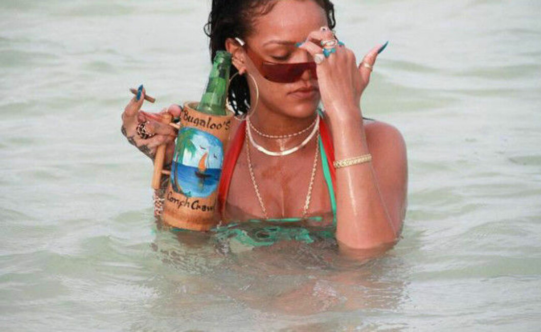 Rihanna puffar och dricker öl i vattnet.