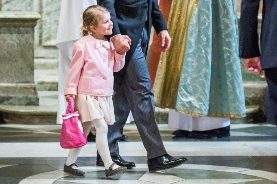 Prinsessan Estelle i prinsessan Madeleines gamla kavaj.