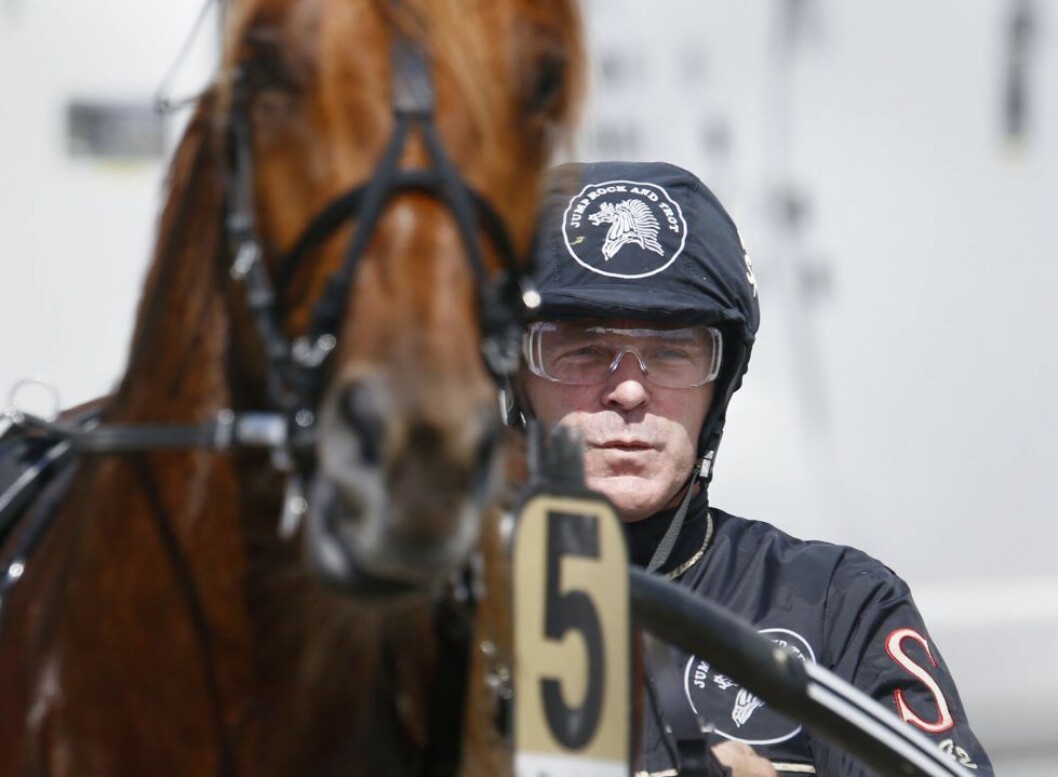 De andra kuskarna gjorde allt för att psyka Patrik Sjöberg under debutloppet på Solvalla. ste-travkusken-p-5804050.jpg