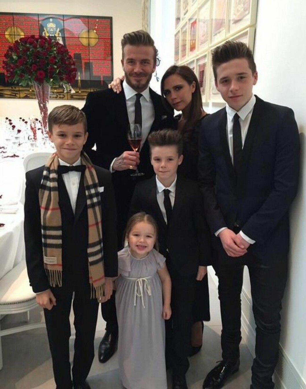 Victoria Beckham och David Beckham har barnen Brooklyn, 16, Romeo, 13, Cruz, 10, och Harper, 4, tillsammans. Foto: Stella Pictures Victoria och David har barnen Brooklyn, 16, Romeo, 13, Cruz, 10, och Harper, 4, tillsammans.