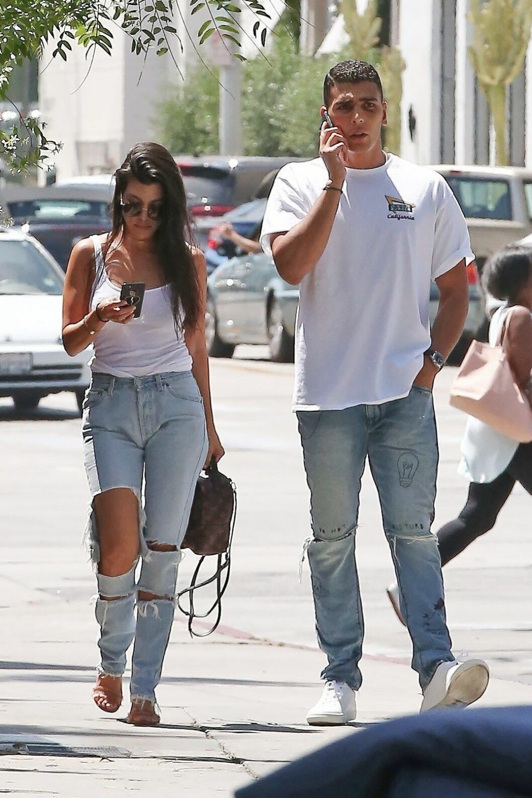 Kourtney och utpekade pojkvännen matchar åtminstone när de glider fram i Los Angeles.