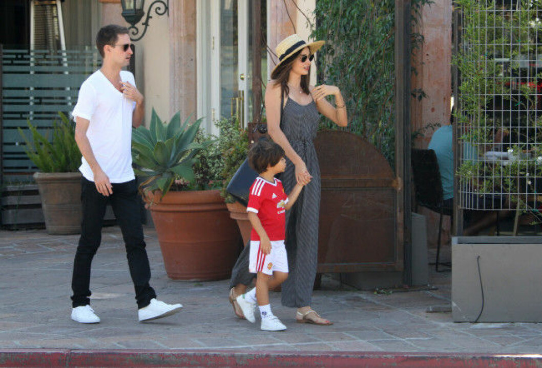 Evan Spiegel och Miranda Kerr med Mirandas son Flynn. Foto: Stella Evan Spiegel och Miranda Kerr med Mirandas son Flynn. Foto: Stella