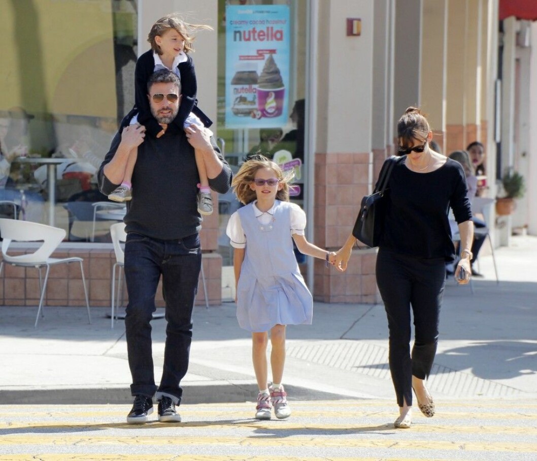 Den 28 maj fastnade Ben Affleck och Jennifer Garner på bild när de njöt av solen tillsammans med döttrarna Seraphina och Violet. Foto: Stella Pictures Den 28 maj fastnade Ben Affleck och Jennifer Garner på bild när de njöt av solen tillsammans med döttrarna Seraphina och Violet. Foto: Stella Pictures