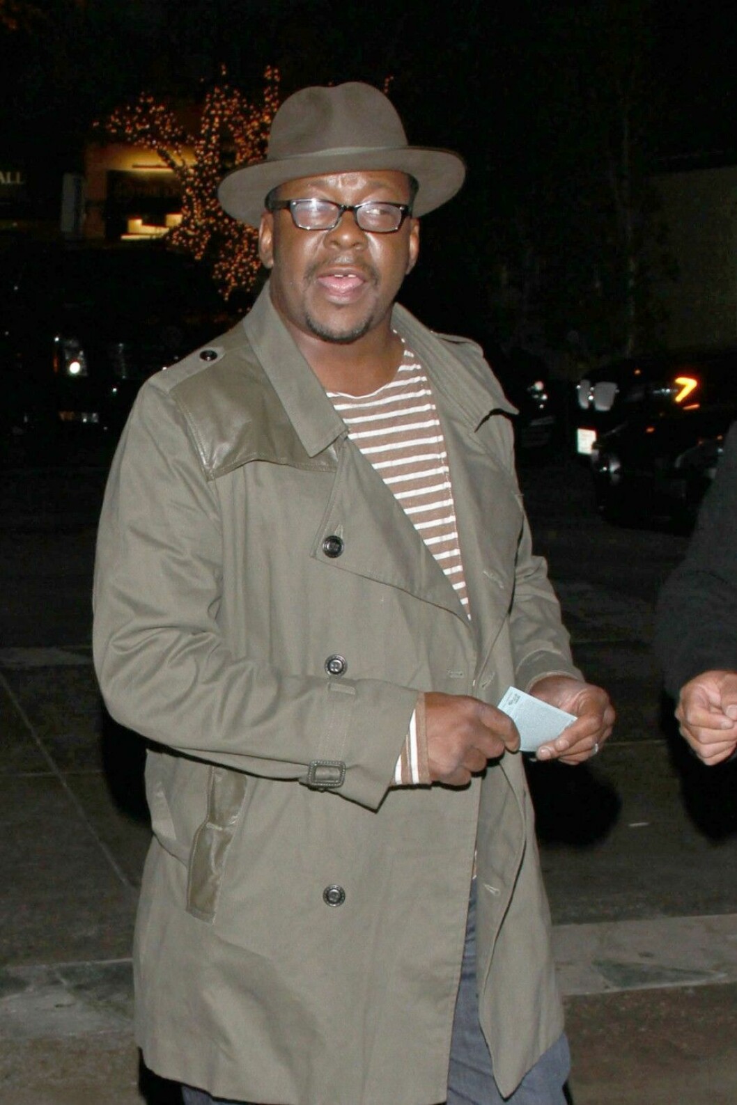 Bobby Brown vakar oroligt vid sin dotters sida. Foto: Stella Pictures Bobby Brown vakar oroligt vid sin dotters sida. Foto: Stella Pictures