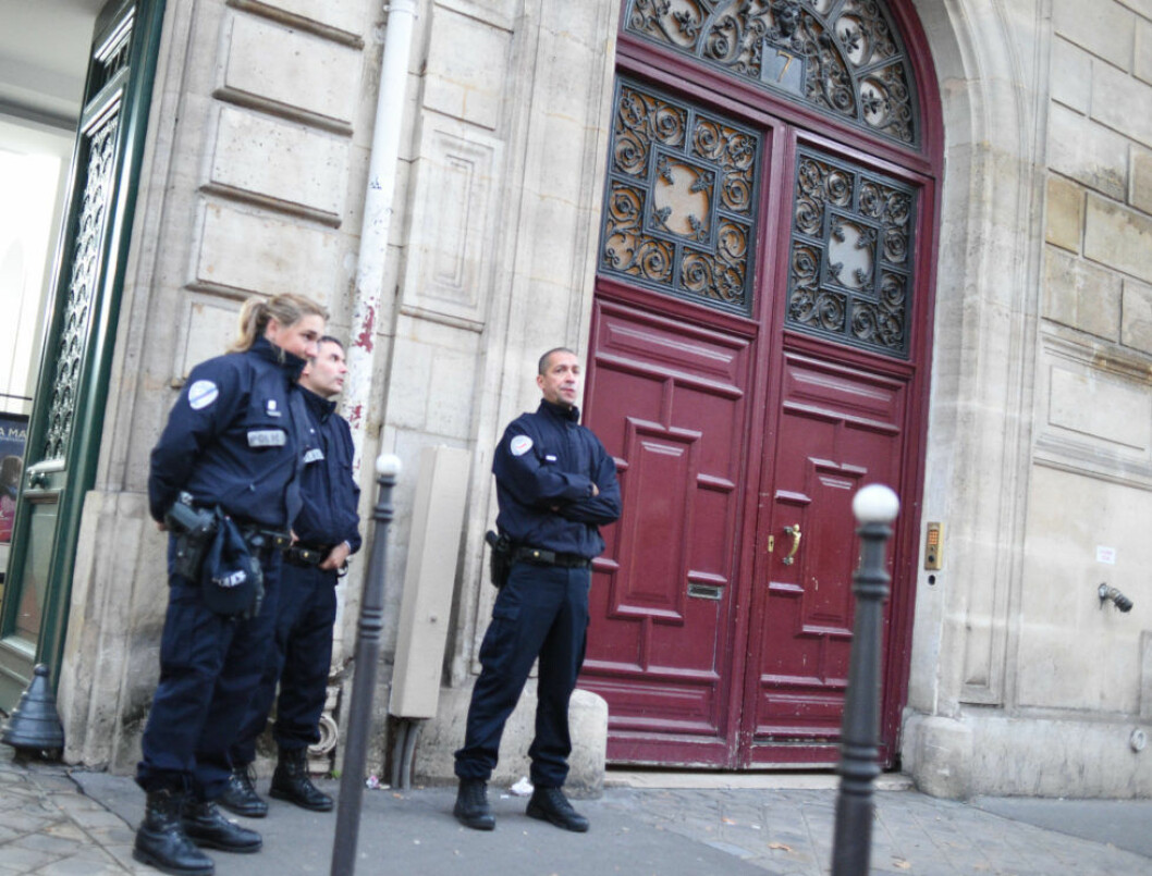 Under hela dagen har poliser bevakat utanför lägenheten där rånet utfördes. BREAKING NEWS:Kim Kardashian held at gunpoint in paris, Kim Kardashian is held up by gunpoint at her Paris apartment in the early hours of sunday morning, General views of police attending her apartment, detectives inside photographing the scene.