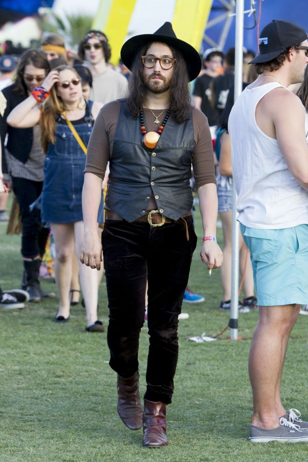 Foto: Stella Pictures Sean Lennon, son of The Beatles star John Lennon, is seen channeling his hippie heritage as he walks around the Coachella Music Festival, while smoking