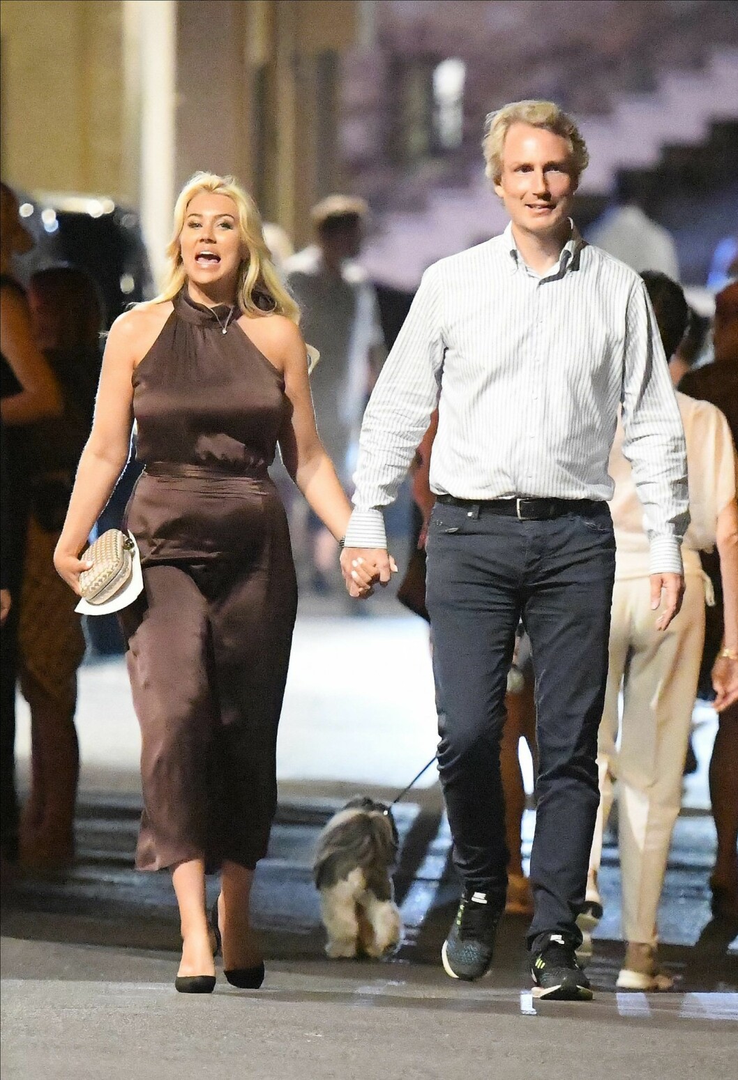 Efter middagen vandrade de hand i hand längs gatorna. Isabella Löwengrip Erik Selin Saint-Tropez