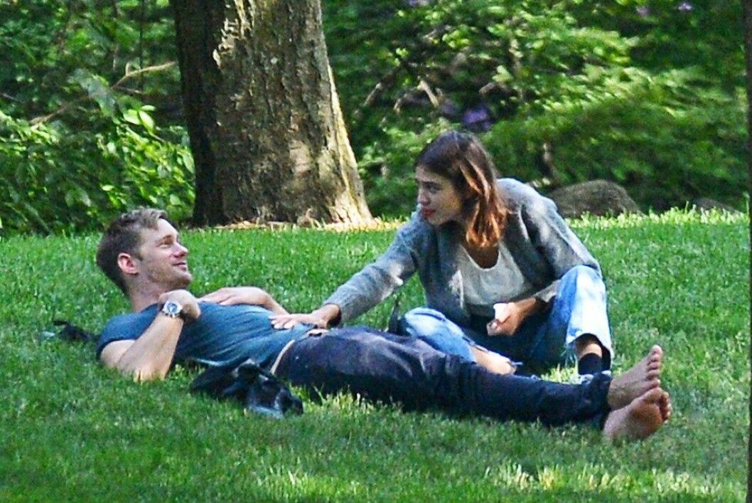 När man har klickat som Alexander Skarsgård och Alexa Chung är det fritt fram att röra vid varandra. Foto: Stella När man har klickat som Alexander Skarsgård och Alexa Chung är det fritt fram att röra vid varandra. Foto: Stella