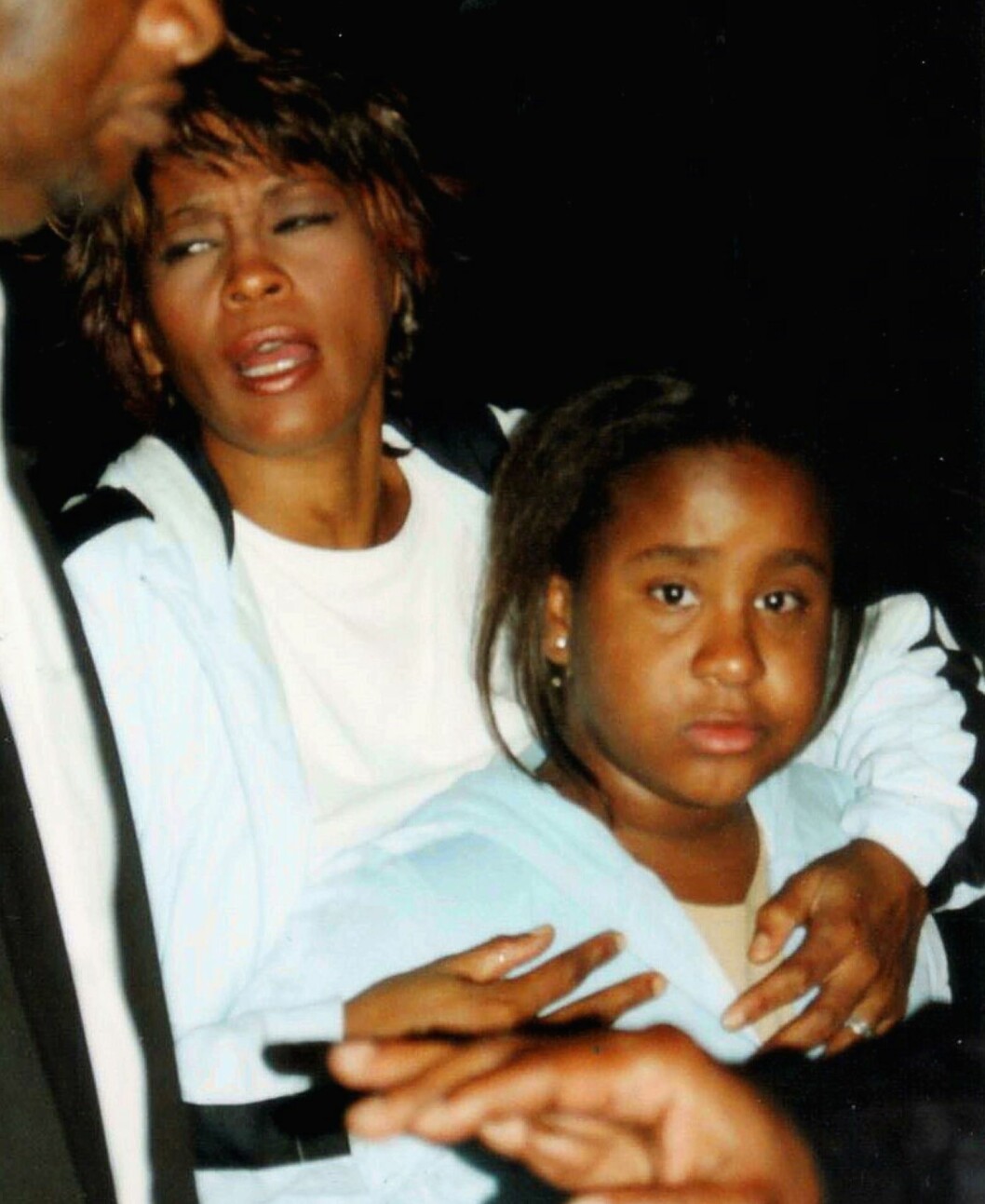 Bobbi Kristina som liten med mamma Whitney. Foto: Stella Pictures Bobbi Kristina som liten med mamma Whitney. Foto: Stella Pictures