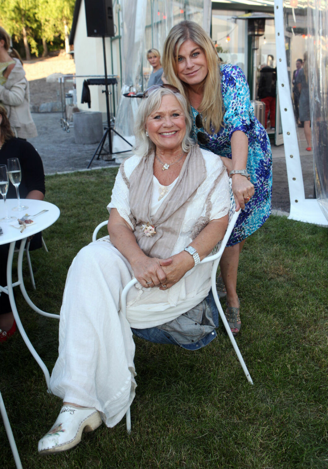 Året är 2013. Mätt och belåten med mamma Christina Schollin på invigningen av Fredriksborg Hotell och Restaurang efter att precis ha ätit en rejäl portion. 1996407 2013-06-18 Invigning av Fredriksborg Hotell och Restaurang. På bilden: Christina Schollin och Pernilla Wahlgren Foto: Robert Eklund COPYRIGHT FAMEFLYNET SWEDEN
