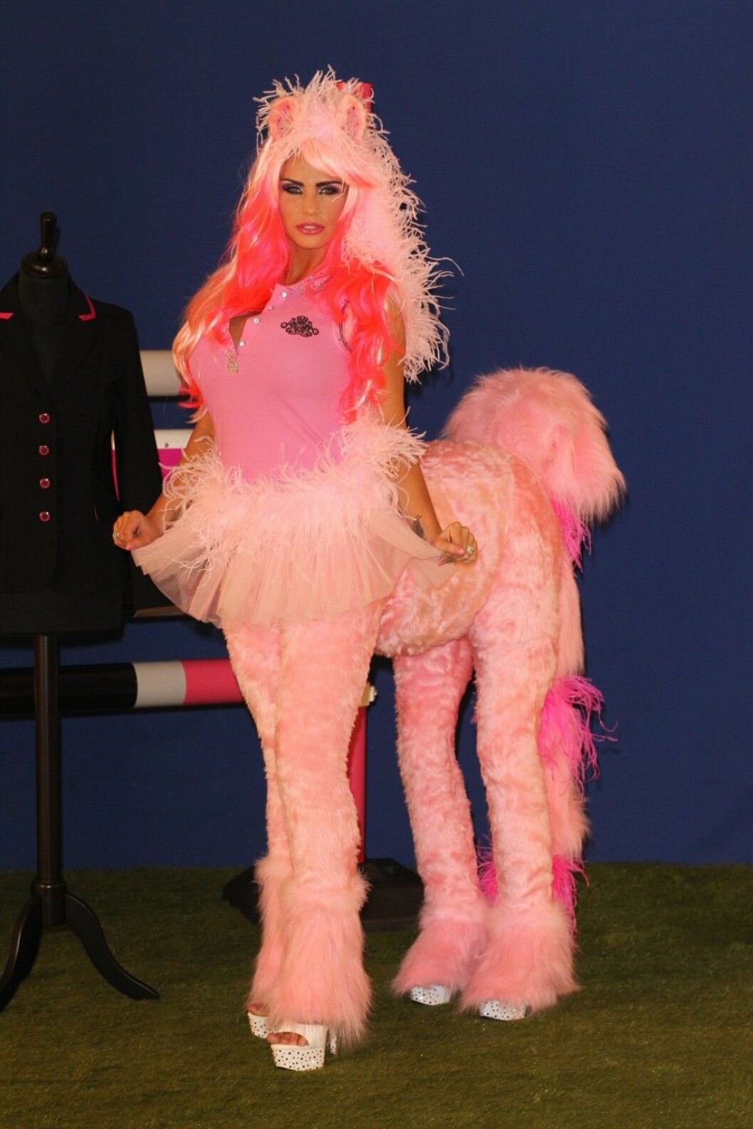 När hon lanserade ridkläder 2013 klädde Katie ut sig till My little Pony. Foto: Stella Pictures När hon lanserade ridkläder 2013 klädde Katie ut sig till My little Pony. Foto: Stella Pictures