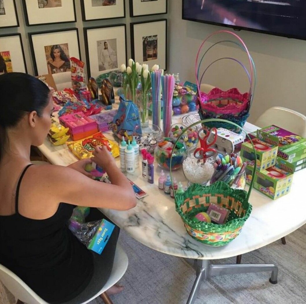 Foto: Stella Pictures Kim Kardashian writes Easter prep! ????????