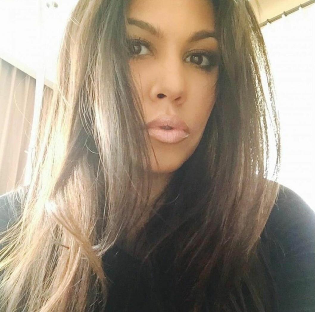 Foto: Stella Pictures Kourtney Kardashian writes Just waiting for @letthelordbewithyou to finish getting ready for tonights wedding since I am always ready before him. #royalproblems #latergram
