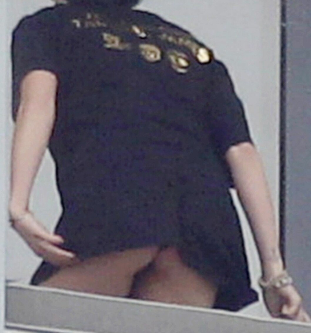 Foto: Stella Pictures Miley Cyrus exposes a little too much of her backside while relaxing on the balcony of her hotel in Miami