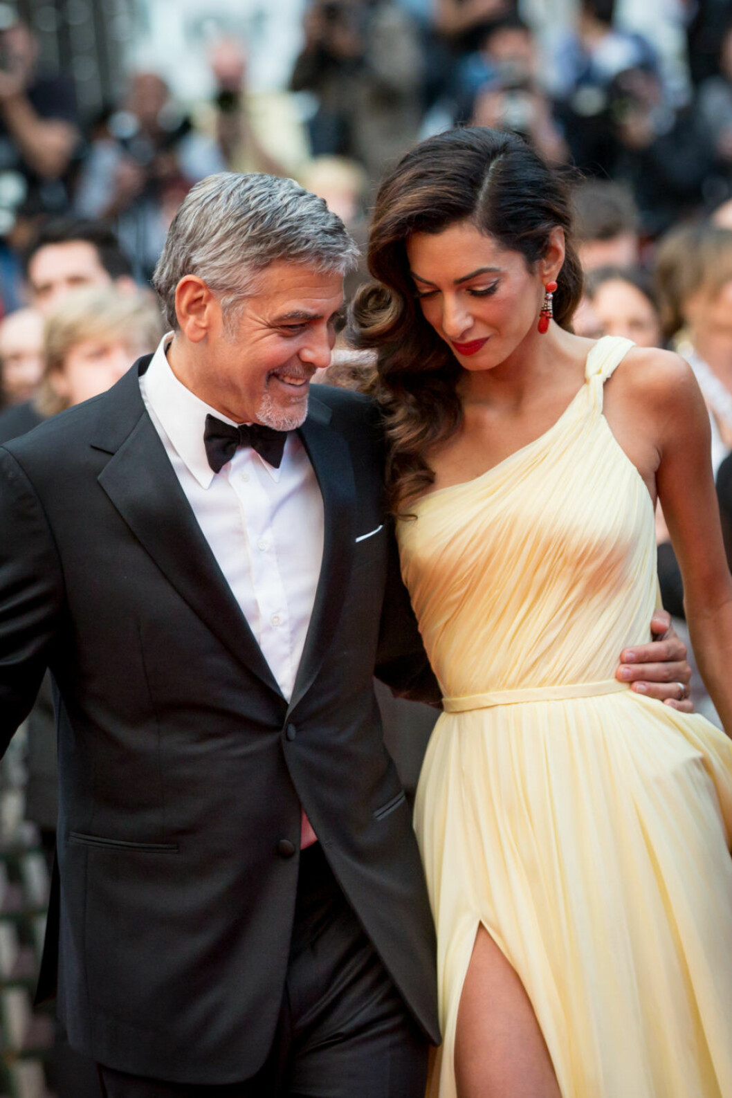 Paret uppges vara gravida med tvillingar. 5345214 George Clooney et sa femme Amal Alamuddin Clooney (bijoux Cartier) - Montée des marches du film Money Monster lors du 69ème Festival International du Film de Cannes. Le 12 mai 2016. © Borde-Jacovides-Moreau/Bestimage Red carpet for the movie Money Monster during the 69th Cannes International Film festival. On may 12th 2016 COPYRIGHT STELLA PICTURES
