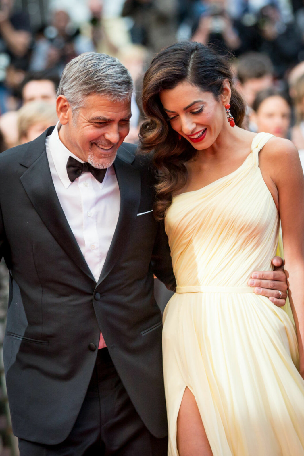 Paret tväffades 2013 och gifte sig året därpå i en privat ceremoni i Italien. 5345210 George Clooney et sa femme Amal Alamuddin Clooney (bijoux Cartier) - Montée des marches du film Money Monster lors du 69ème Festival International du Film de Cannes. Le 12 mai 2016. © Borde-Jacovides-Moreau/Bestimage Red carpet for the movie Money Monster during the 69th Cannes International Film festival. On may 12th 2016 COPYRIGHT STELLA PICTURES
