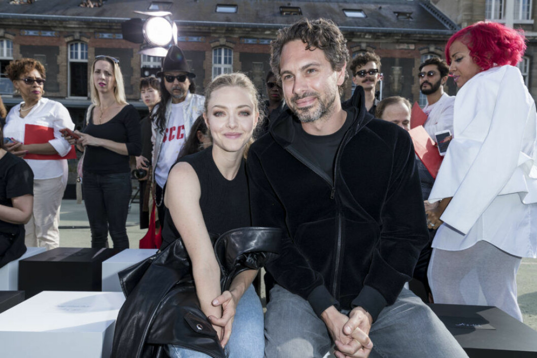 Med sin fästman Thomas Sadoski känner hon sig trygg. People au défilé de mode Givenchy Hommes printemps-été 2017 au Lycée Janson-de-Sailly ? Paris