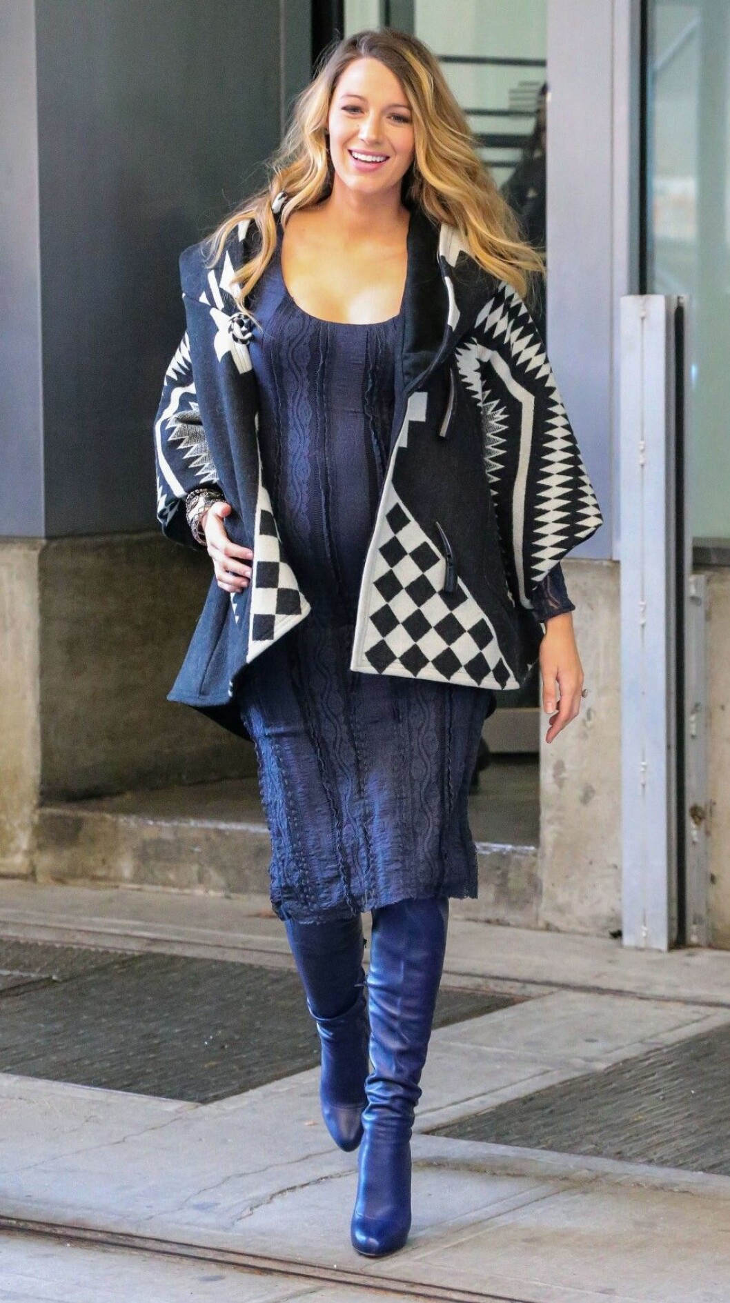 Svårare än så här behöver det inte vara: Svartvit jacka från Lindsey Thornburg, klänning från Korovilas och lårhöga stövlar från Christian Louboutin. Enkelt och snyggt. Foto: All Over Press Pregnant Blake Lively Out And About In NYC