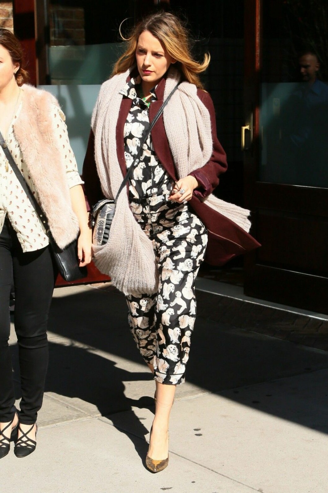 Blake Lively gillar supermönstrat. Här lyfter hon fram sin jumpsuit från Michelle Kim ytterligare genom guldskimrande pumps. Foto: All Over Press Pregnant Blake Lively & Amber Tamblyn Leaving Their NYC Hotel