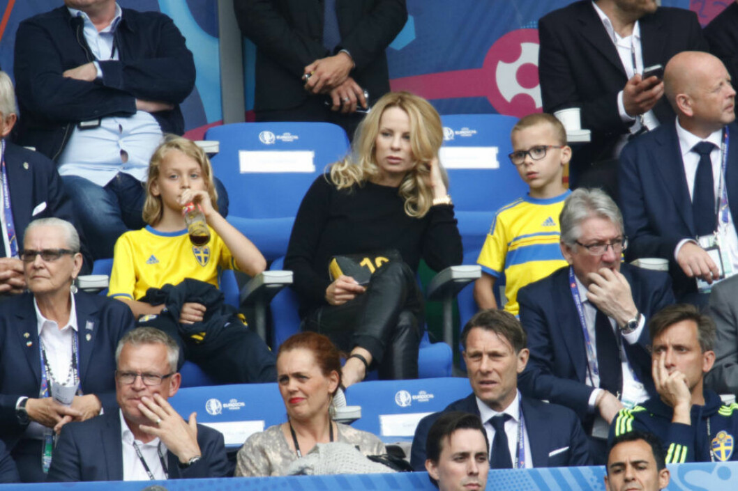Zlatans sambo Helena Seger och fotbollsintresserade sönerna Maximilian och Vincent.