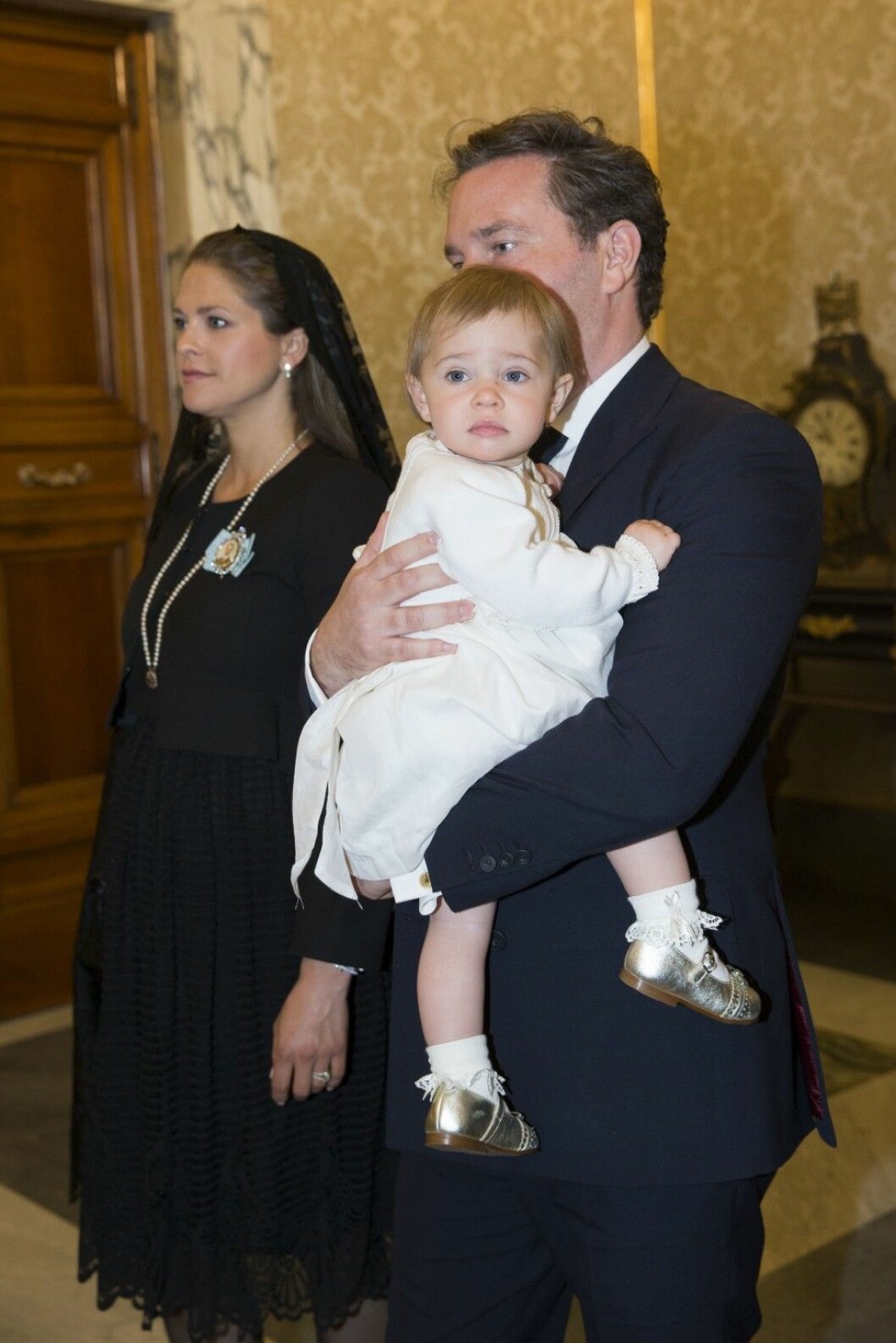 Vit klänning och guldskor dagen till ära. Foto: Stella Pictures ss