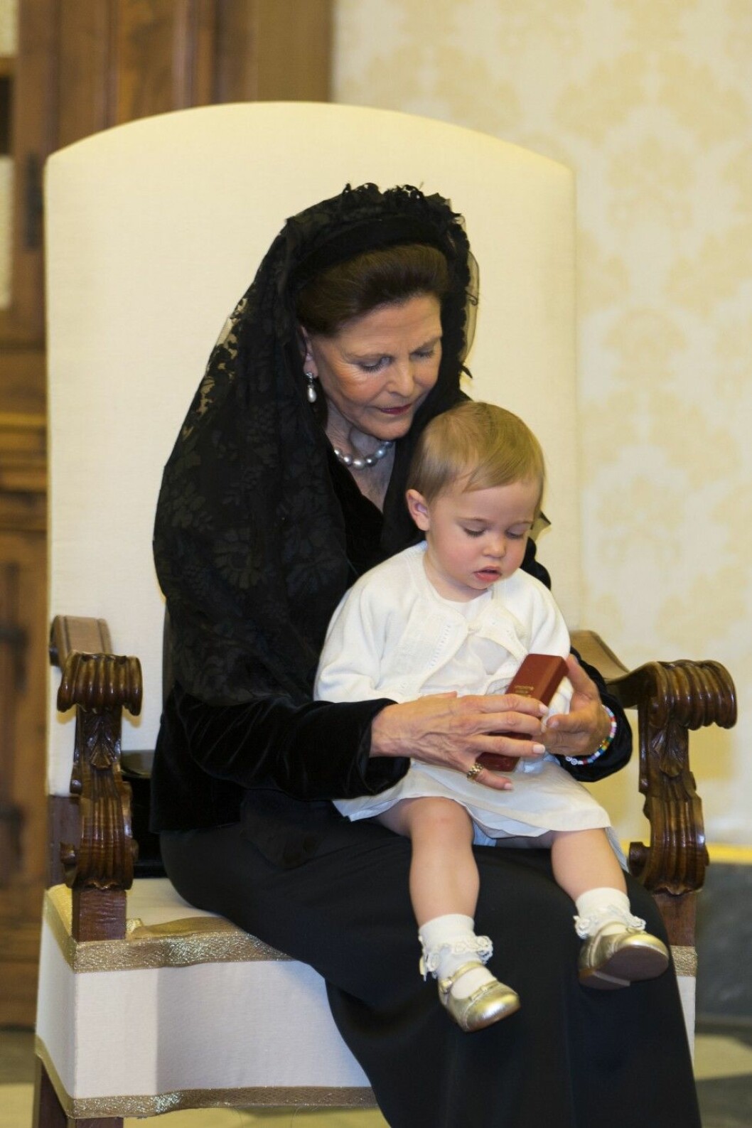 Efter att ha suttit hos pappa tröttnade hon och hoppade över till mormor. Foto: Stella Pictures ss