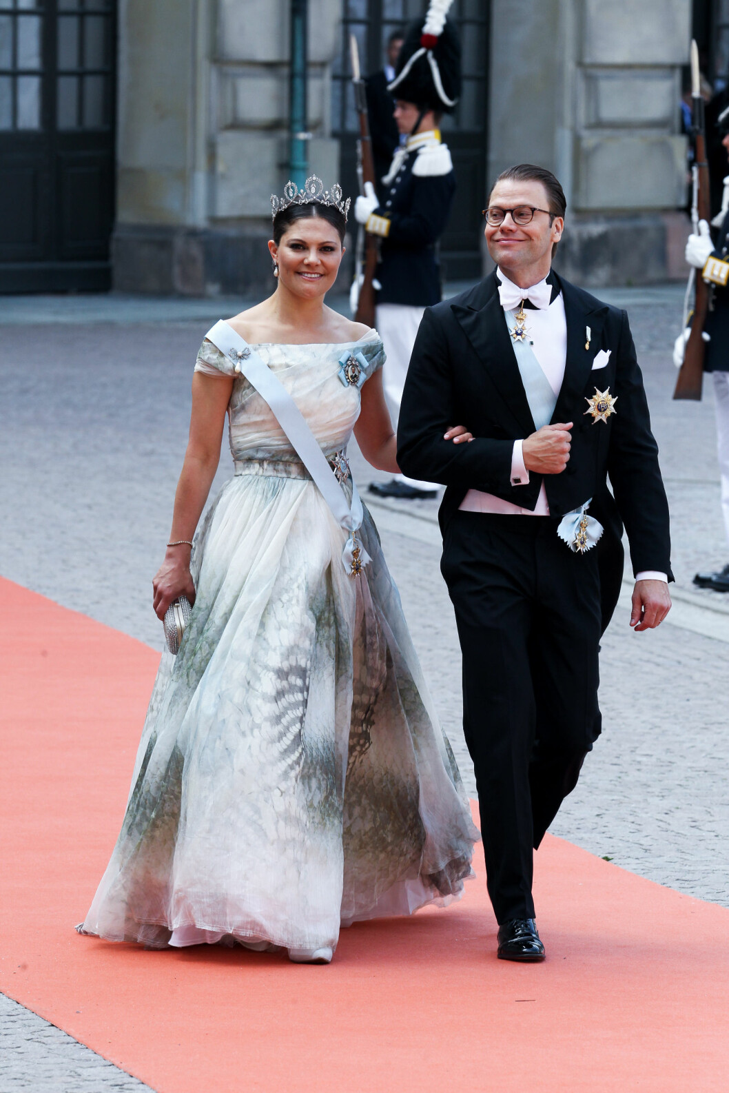 Kronprinsessan Victoria bar en långklänning från H&M under prins Carl Philips och Sofia Hellqvists bröllop. Foto: Stella Pictures