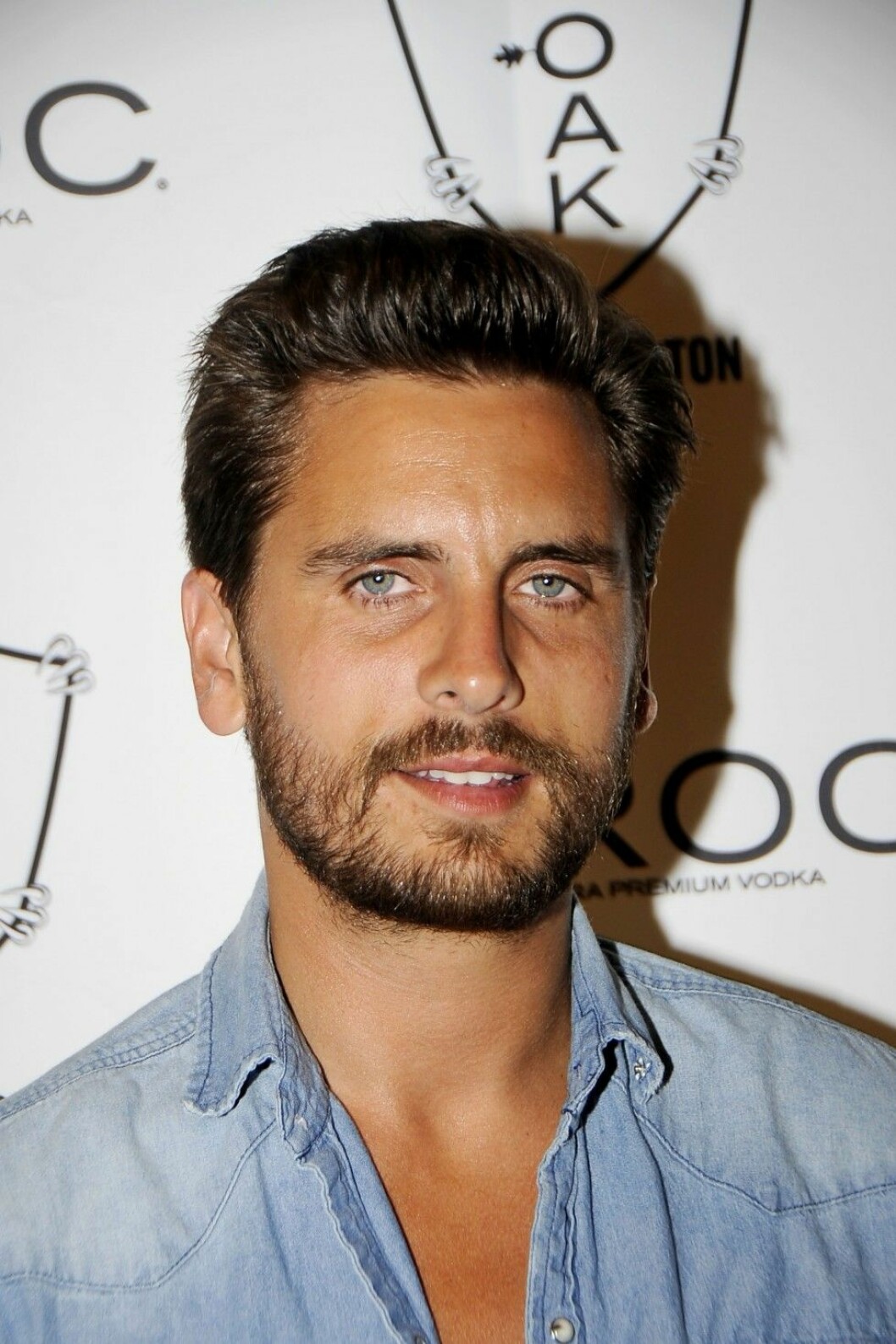 Foto: Stella Pictures Scott Disick is seen spraying a champagne bottle as he parties at a nightclub in The Hamptons on the night he reportedly ended up in the hospital for Alcohol Poisoning