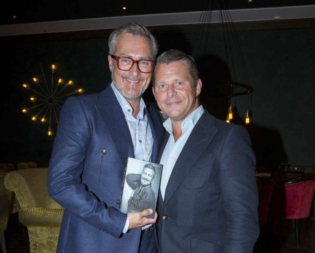 Tony Irving med maken Alexander Skiöldsparr på bokreleasen för hans självbiografi. Foto: Stella Foto: Stella