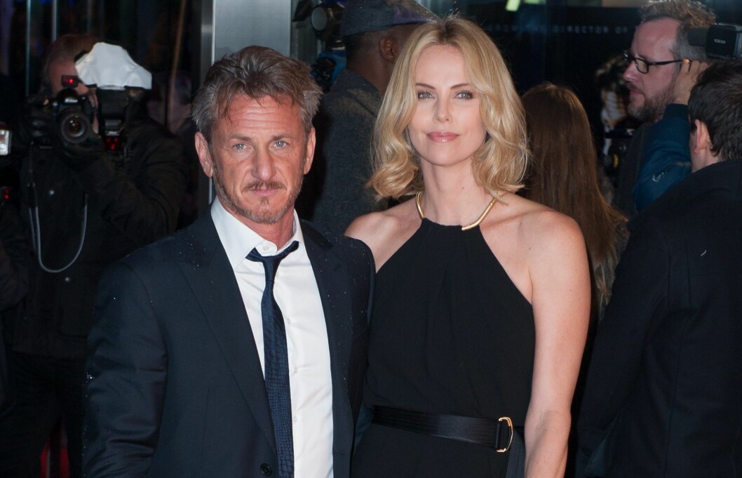 Sean och Charlize har roligt tillsammans. Foto: Stella Pictures