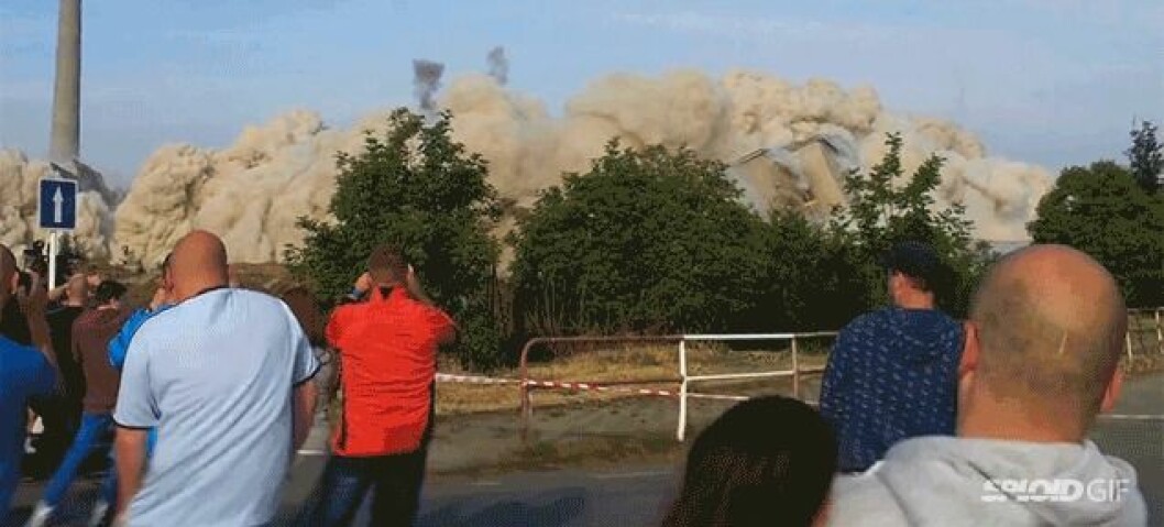 Källa: <a href="http://www.reddit.com/r/WTF/comments/29g7n9/flying_debris_from_a_building_demolition_xpost/" target="_blank">Reddit</a> sten