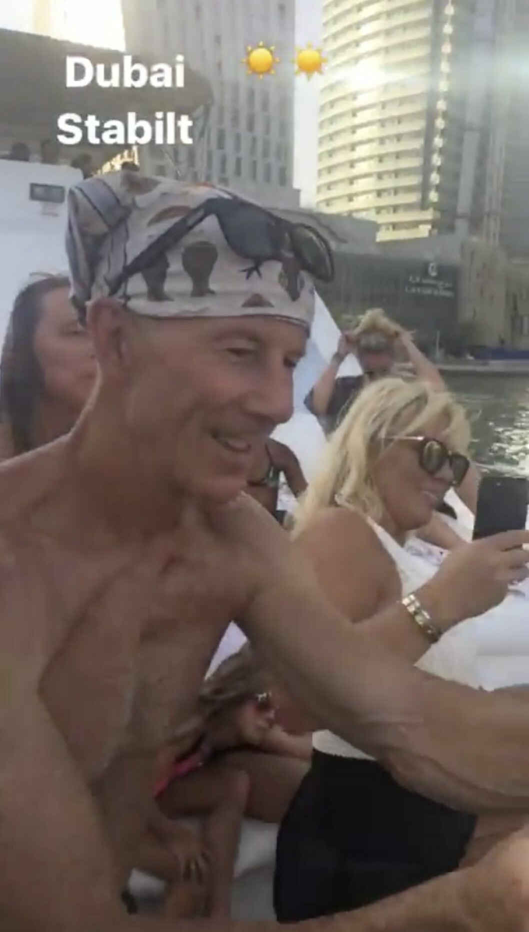 Ingemar Stenmark visar upp sin vältränade superkropp när Dr Albans 60-årsfest i Dubai. <a href="https://www.instagram.com/tomasbrolin11/">Foto: Instagram</a>