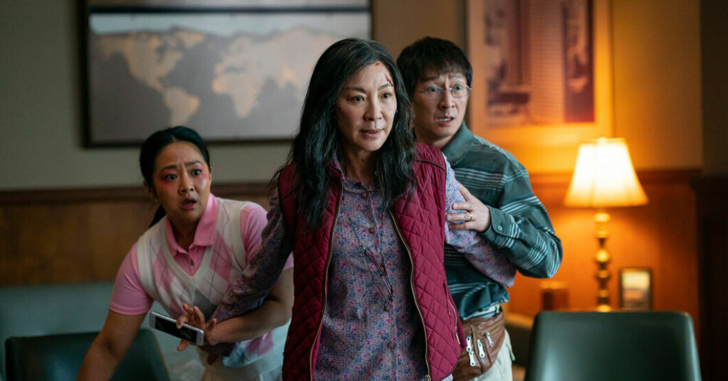 Stephanie Hsu, Michelle Yeoh och Ke Huy Quan i "Everything everywhere all at once". Pressbild. Manuspris till "Everything everywhere"