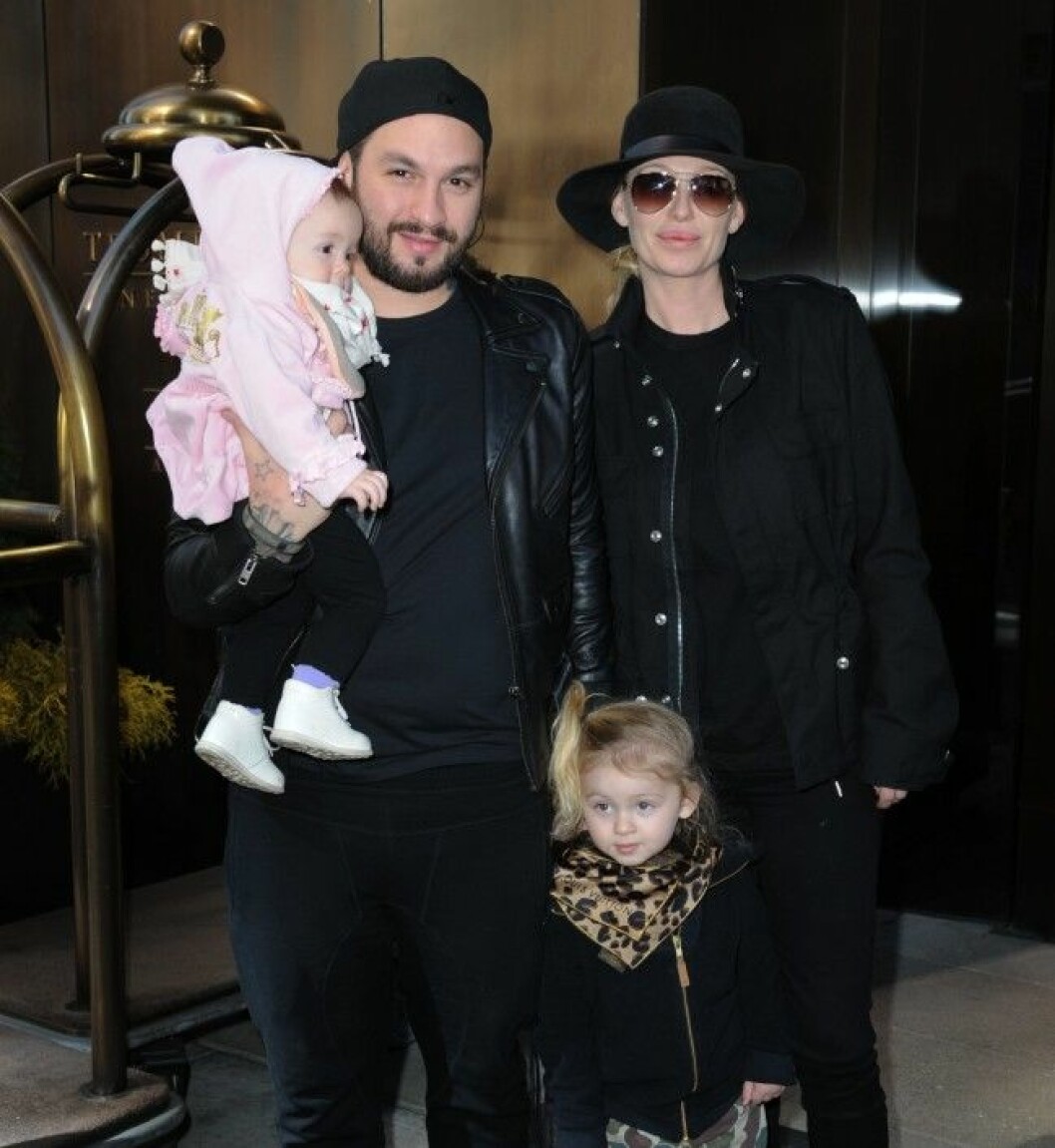 Steve Angello, Isabel Adrian och döttrarna på besök i Sverige. Steve Angello, Isabel Adrian och döttrarna på besök i Sverige.