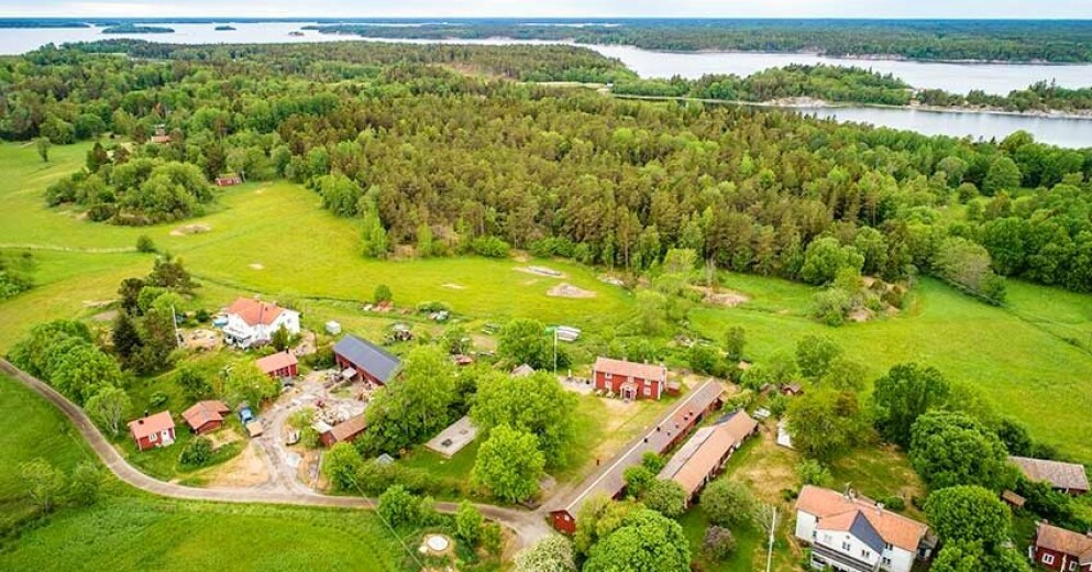 På Bull Agustu-gård kan du känna lugnet och njuta av en idyllisk skärgårdsmiljö Roslagsgård, Arholma