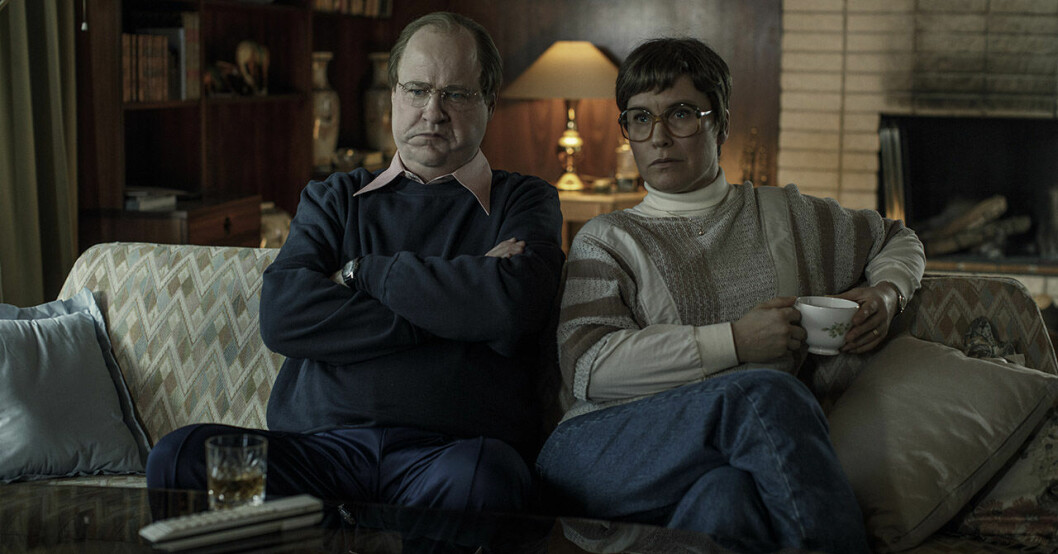 Robert Gustafsson spelar Stig Engström och Eva Melander hans fru i ”Den osannolika mördaren”.